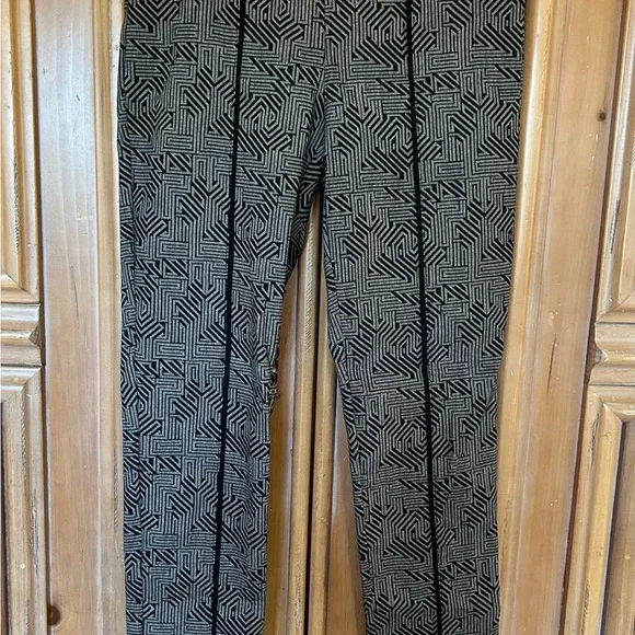 Joseph Ribkoff pull on pant, fits at waist, skinny leg, 29.5 inseam, size 6 - Picture 2 of 3
